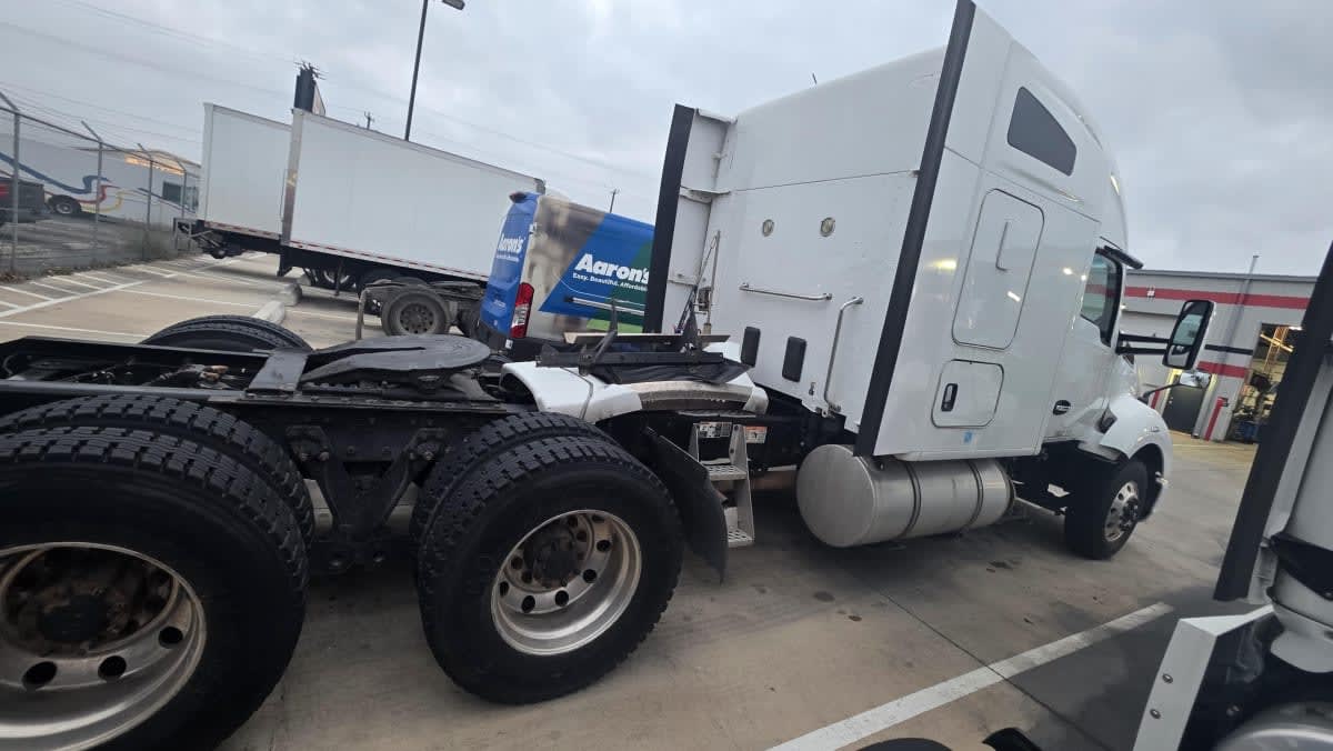 2019 Kenworth T680 - image 4