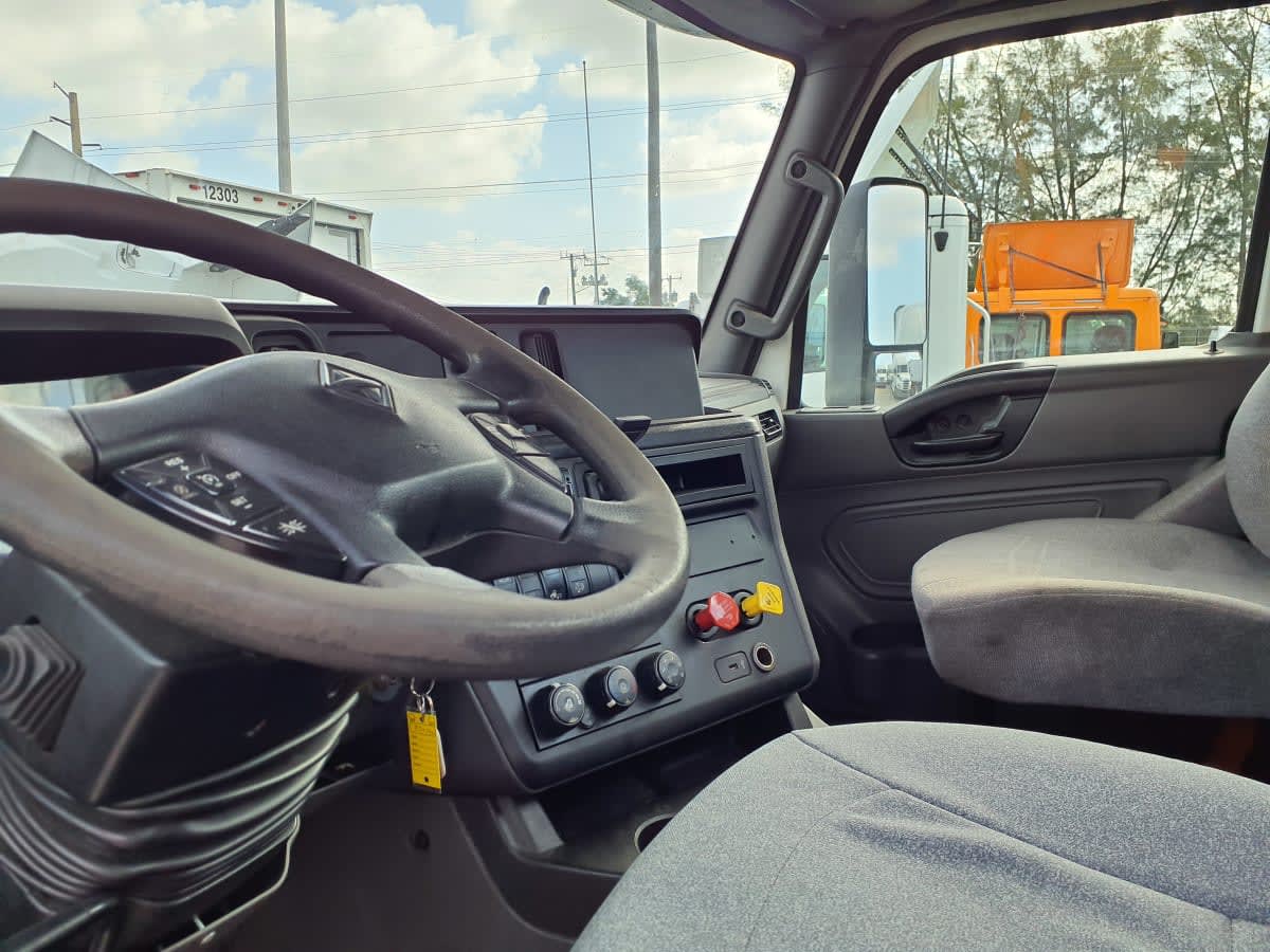 2019 International - image 7