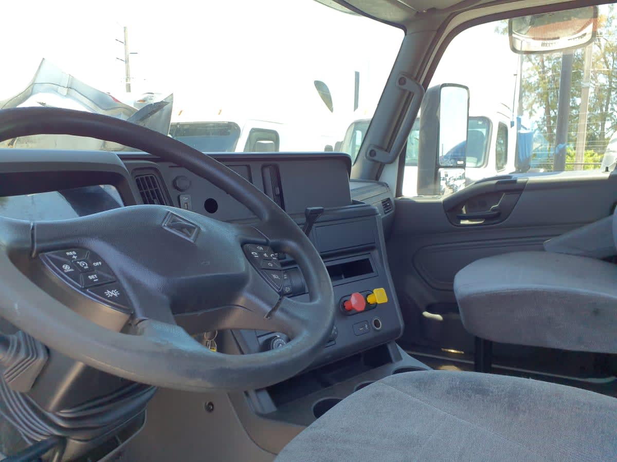 2019 International - image 7