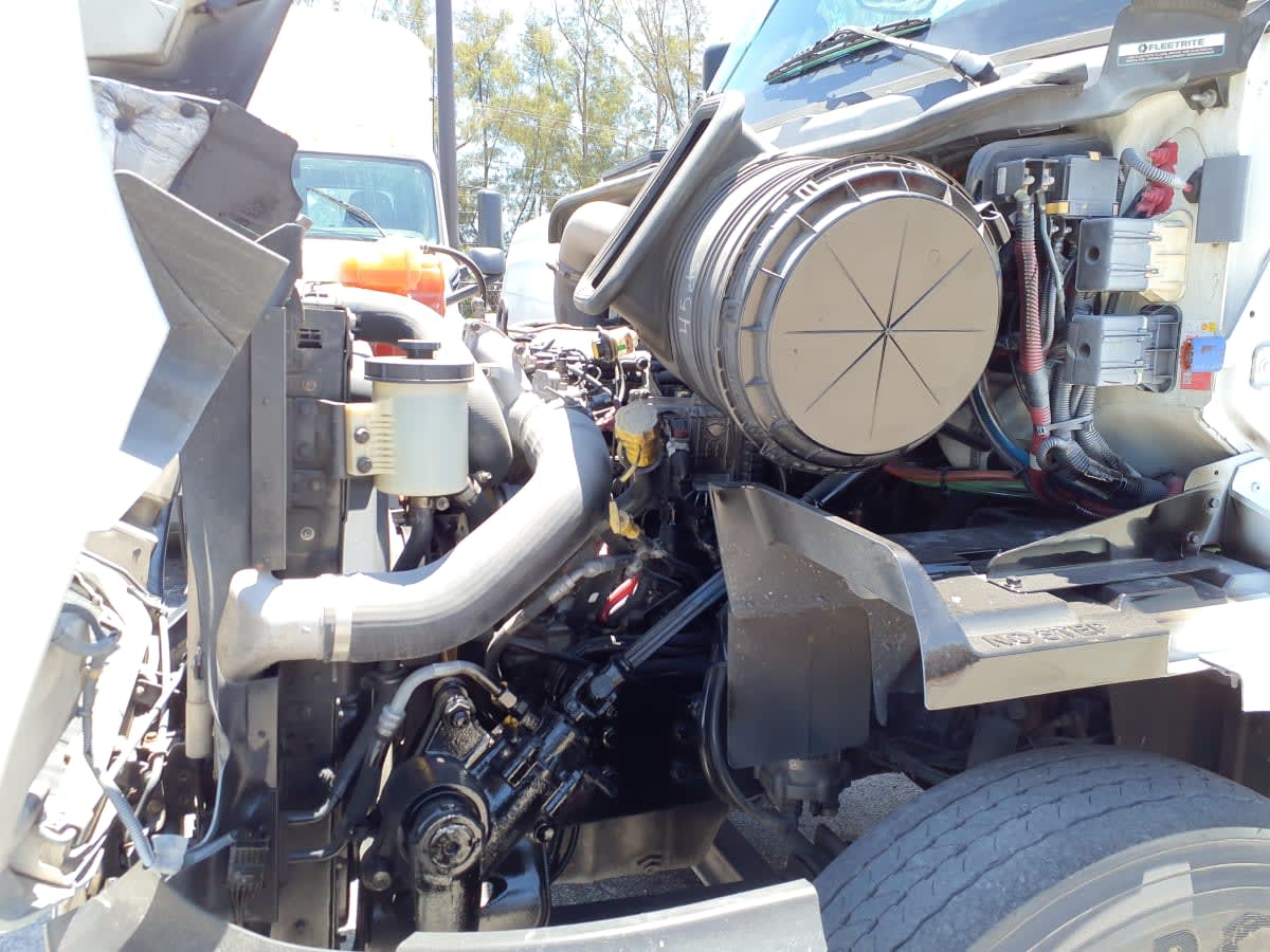 2019 International - image 8