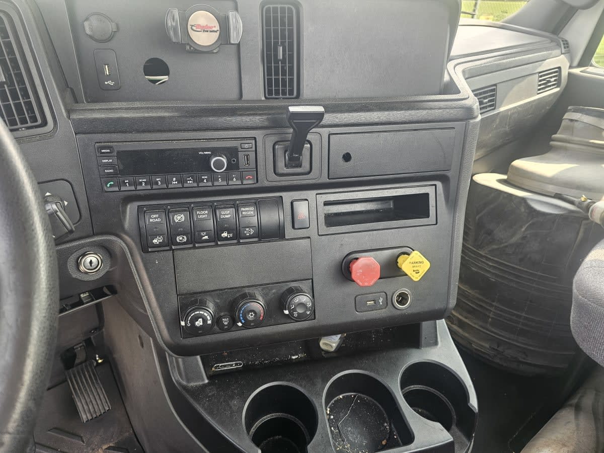 2019 International - image 11