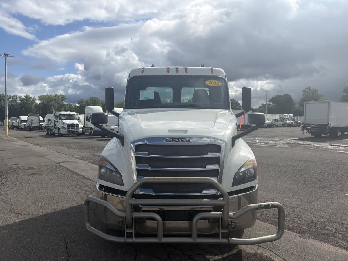 2019 Freightliner Cascadia in Syracuse, NY — photo 2
