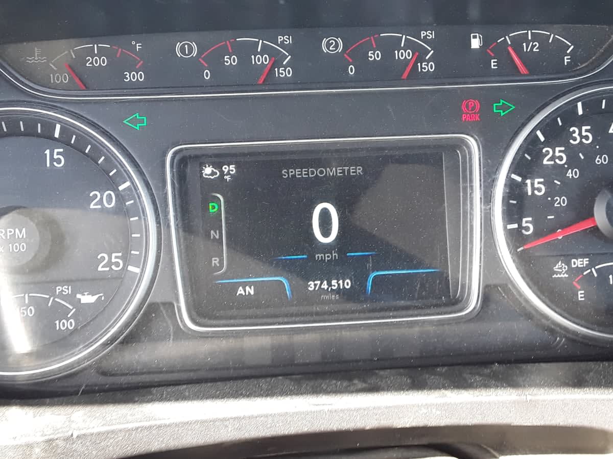 2019 International - image 9