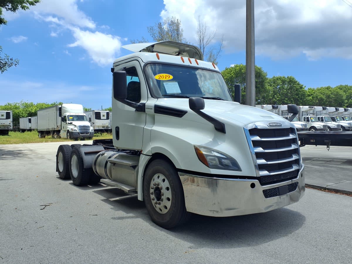 2019 Freightliner Cascadia in Davie, FL — photo 3