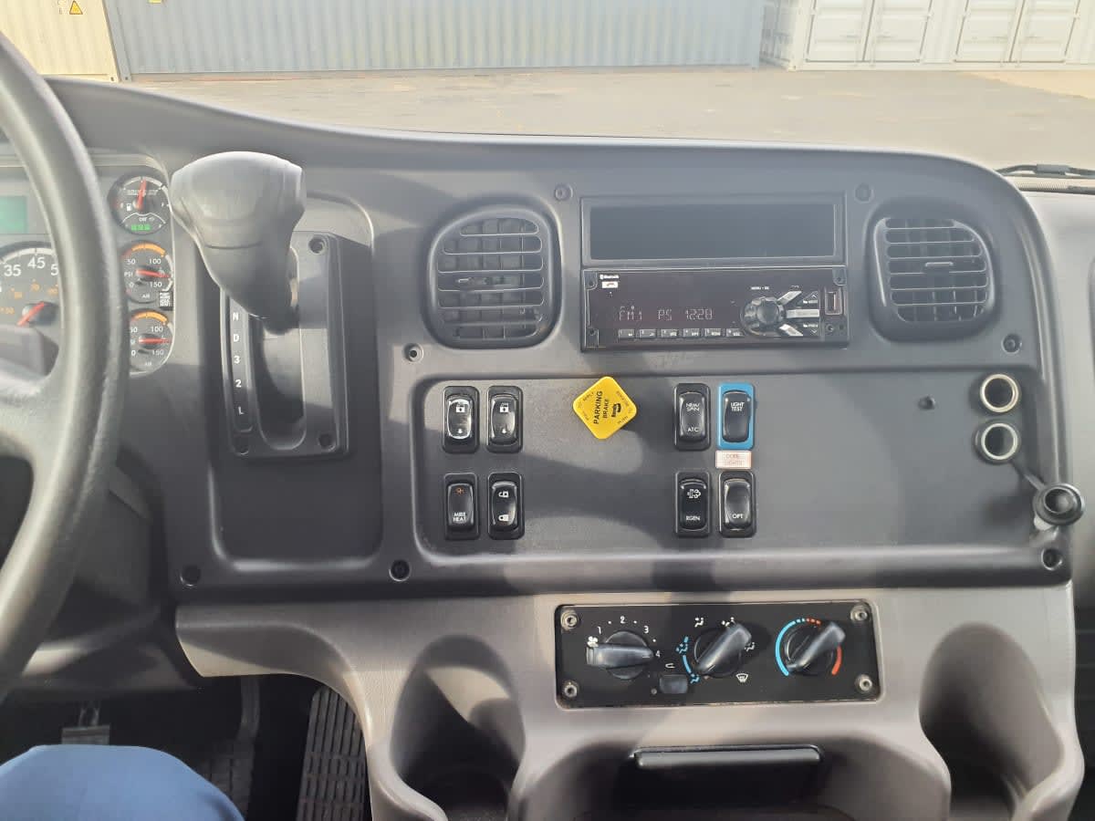 2019 Freightliner M2 106 824777