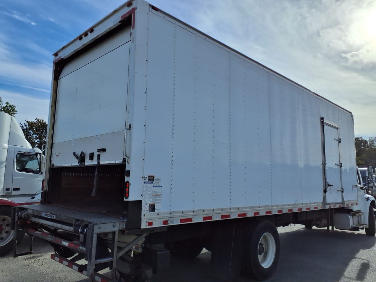 2018 Freightliner/Mercedes M2 106 825054