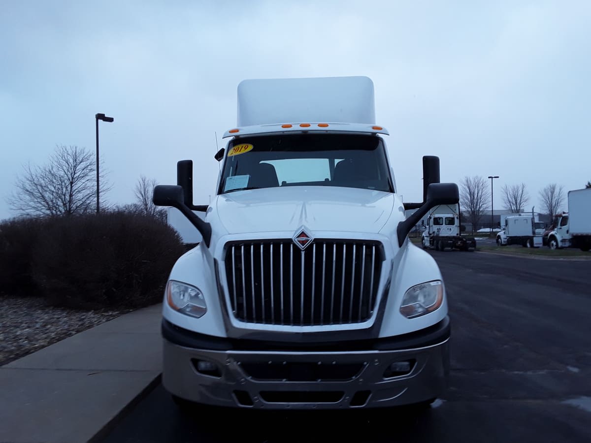 2019 Navistar International LT625 DAYCAB T/A 825126