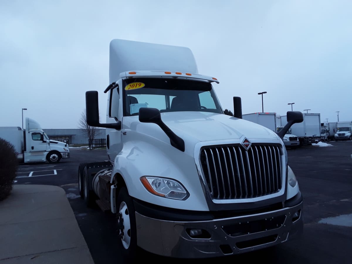 2019 Navistar International LT625 DAYCAB T/A 825126