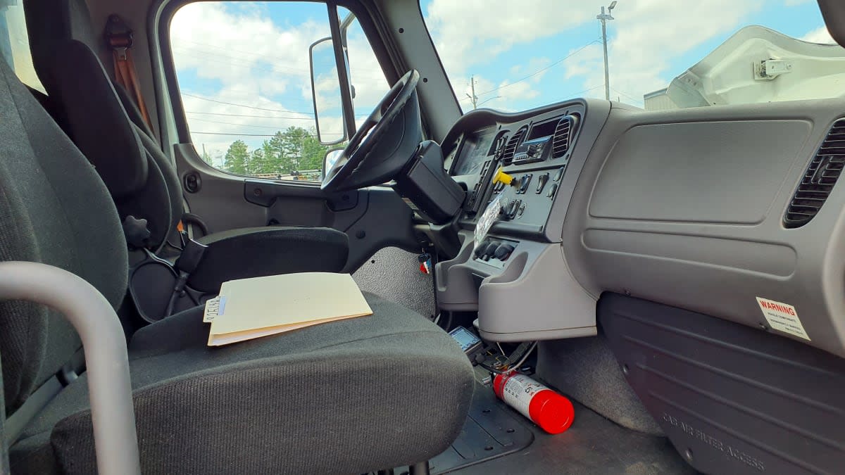 2019 Freightliner/Mercedes M2 106 825148