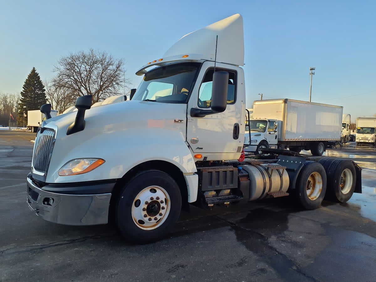 2019 Navistar International LT625 DAYCAB T/A 825205