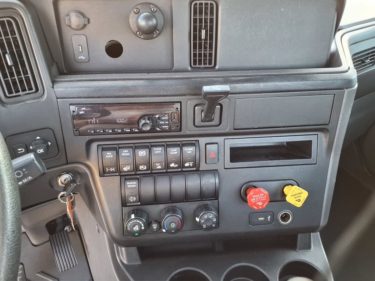2019 Navistar International LT625 DAYCAB T/A 826077