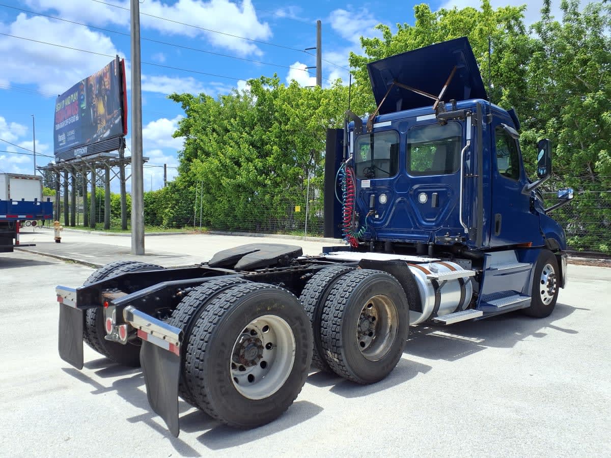 2019 Freightliner Cascadia in Davie, FL — photo 4