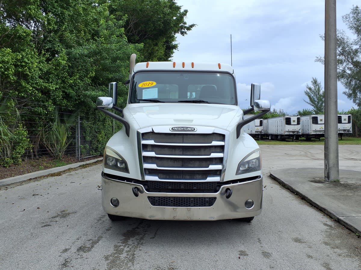 2019 Freightliner Cascadia in Davie, FL — photo 2