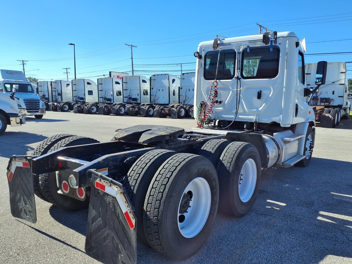 2019 Freightliner Cascadia in Cleveland, OH — photo 4