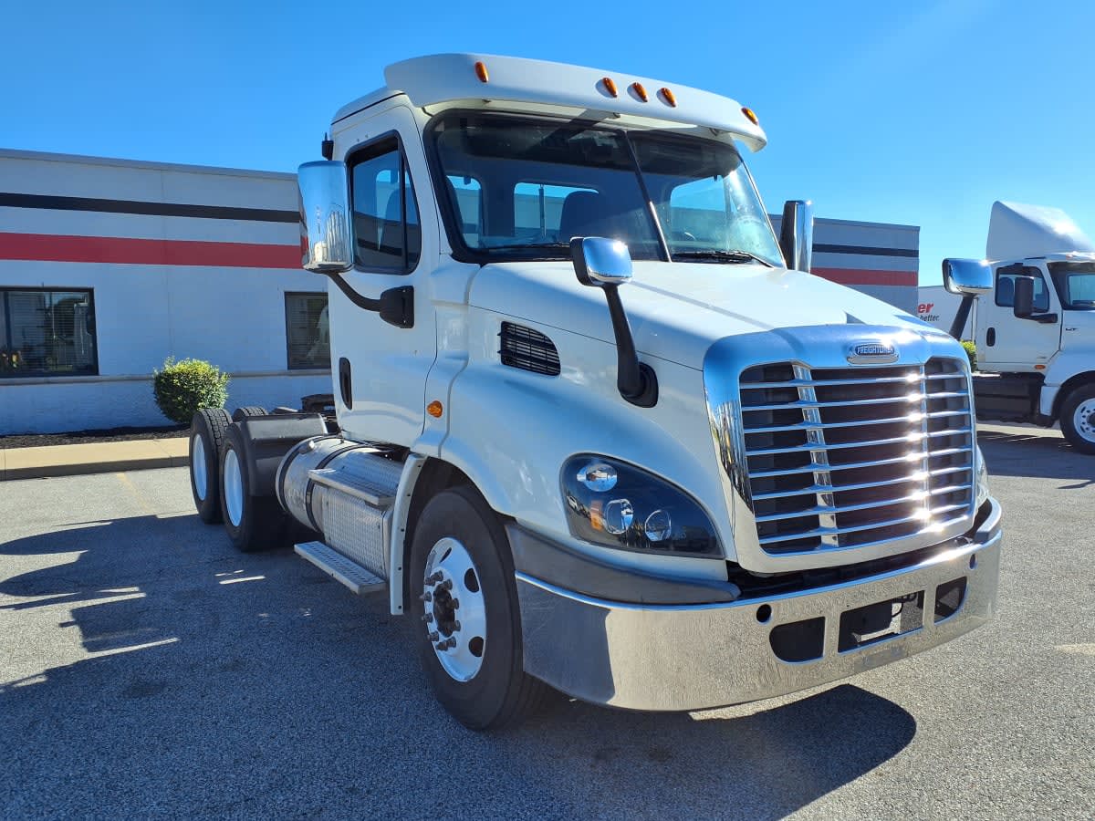 2019 Freightliner Cascadia in Cleveland, OH — photo 3