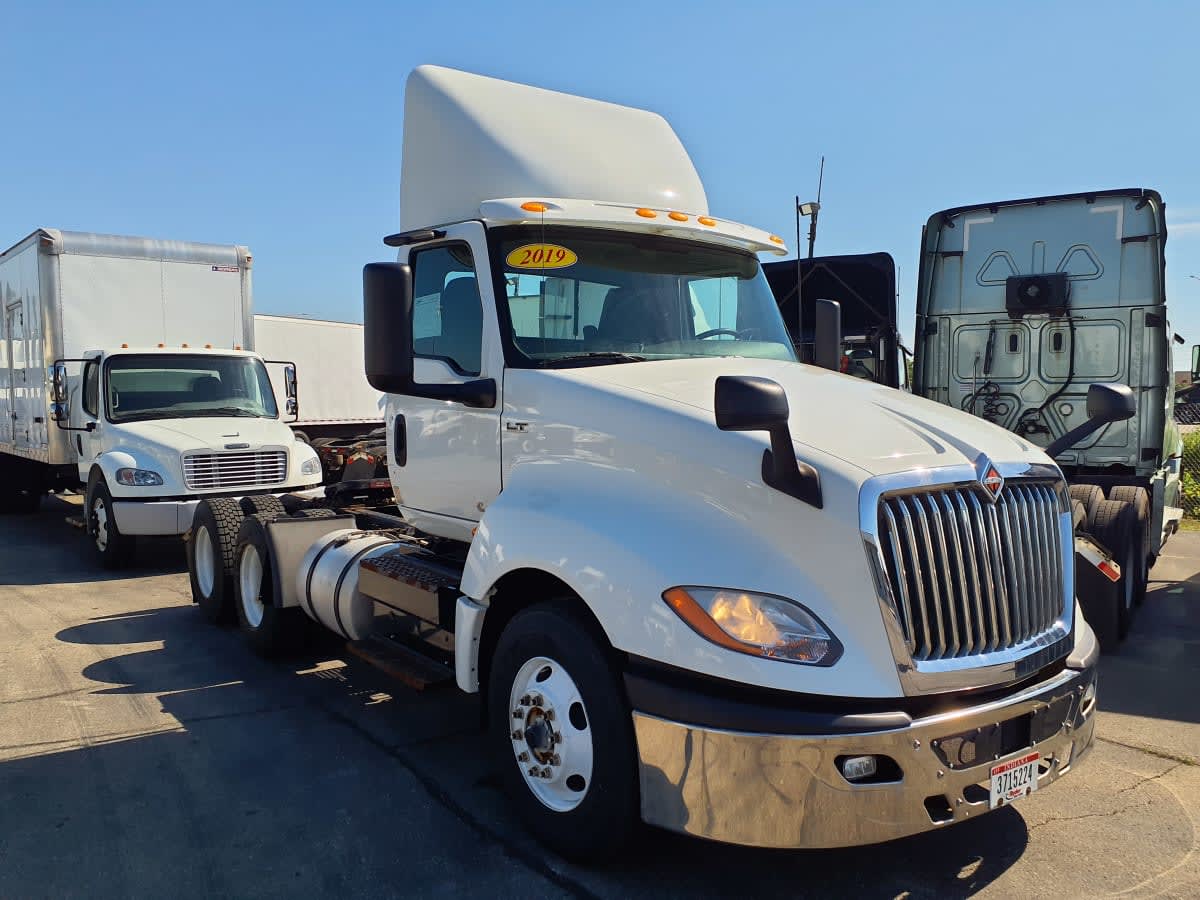 2019 Navistar International LT625 DAYCAB T/A 827127