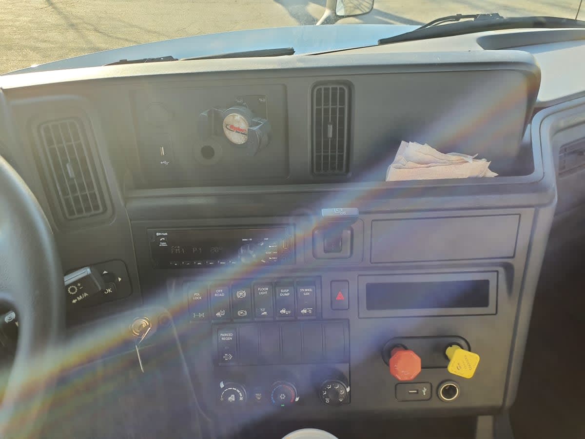 2019 International - image 7