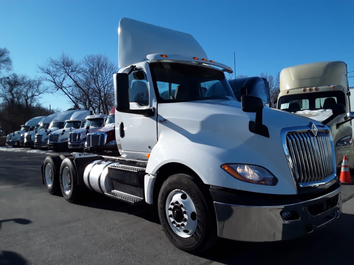 2019 Navistar International LT625 DAYCAB T/A 827532