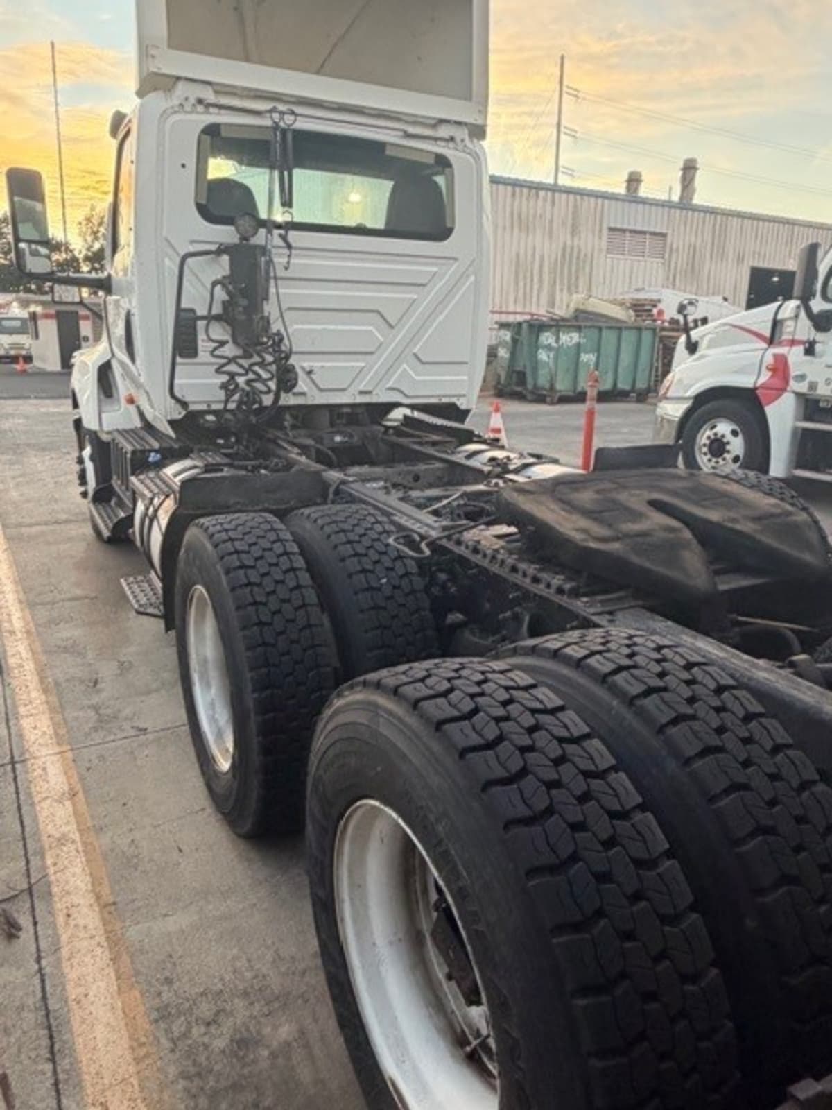 2019 Navistar International LT625 DAYCAB T/A 827536