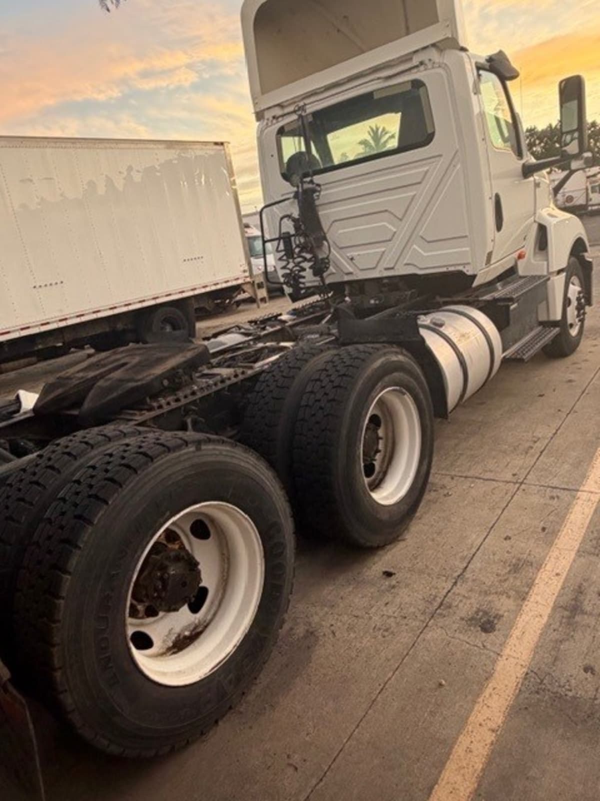 2019 Navistar International LT625 DAYCAB T/A 827536