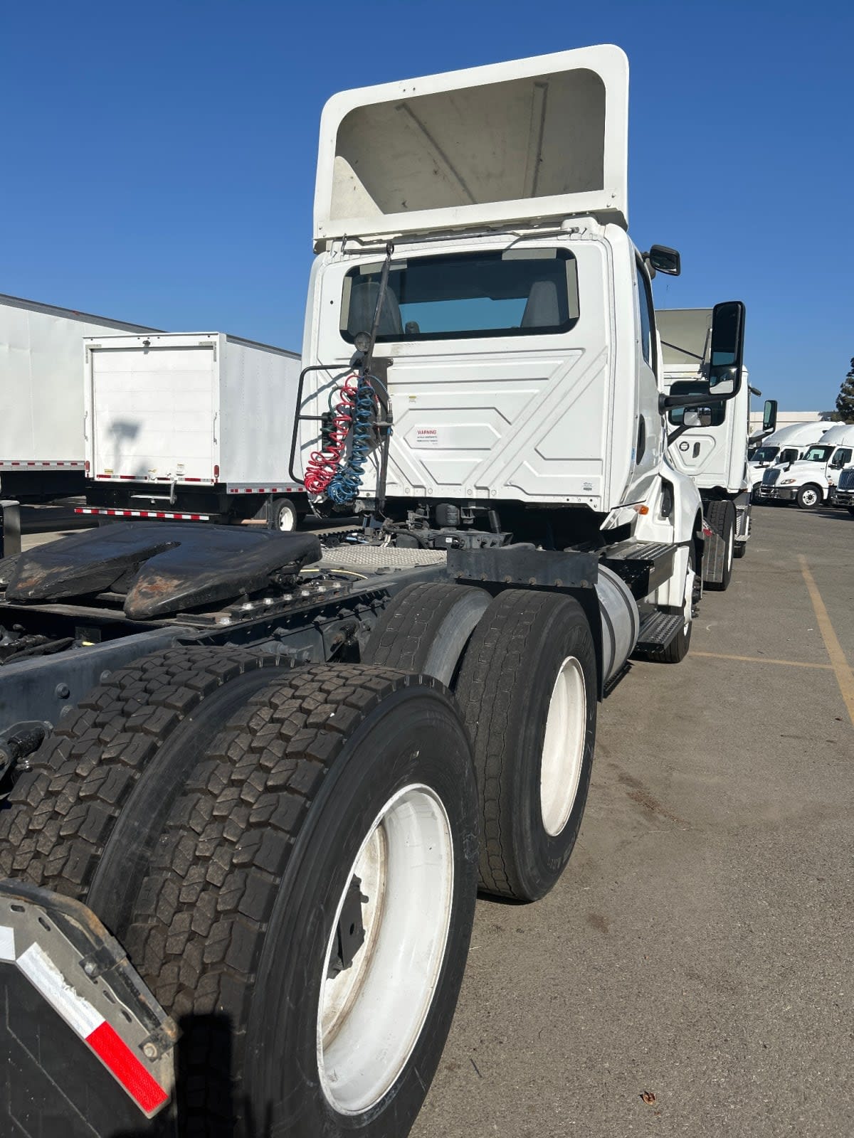 2019 Navistar International LT625 DAYCAB T/A 827595