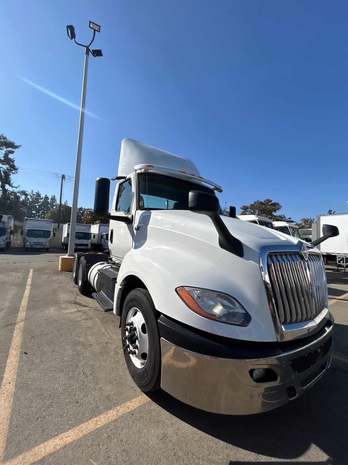 2019 Navistar International LT625 DAYCAB T/A 827595 2019 Navistar International LT625 DAYCAB T/A 827595