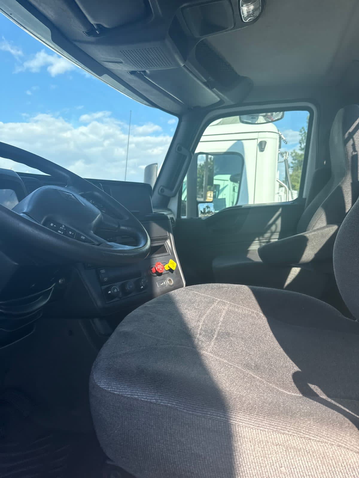 2019 International - image 7