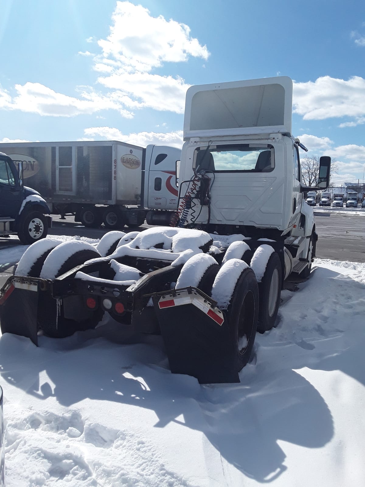 2019 International - image 6