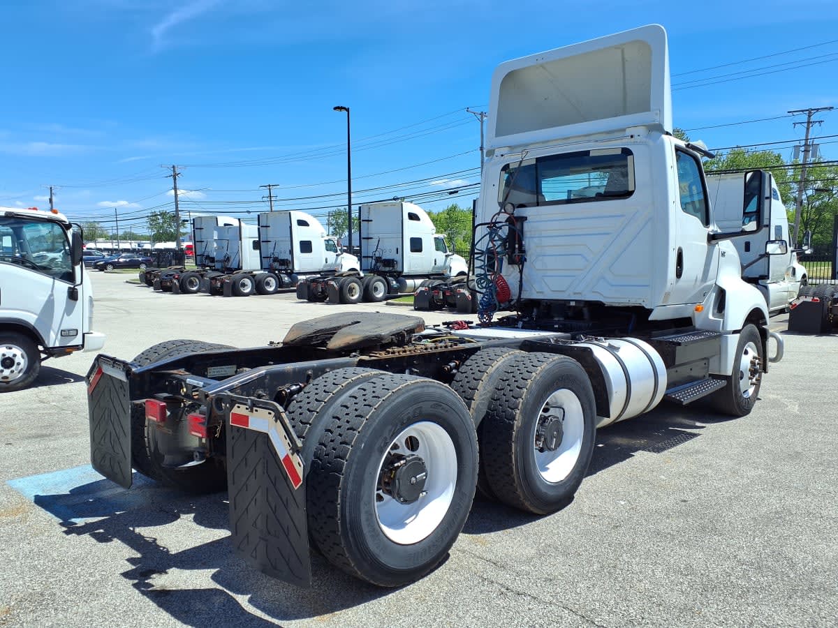 2019 Navistar International LT625 DAYCAB T/A 827647