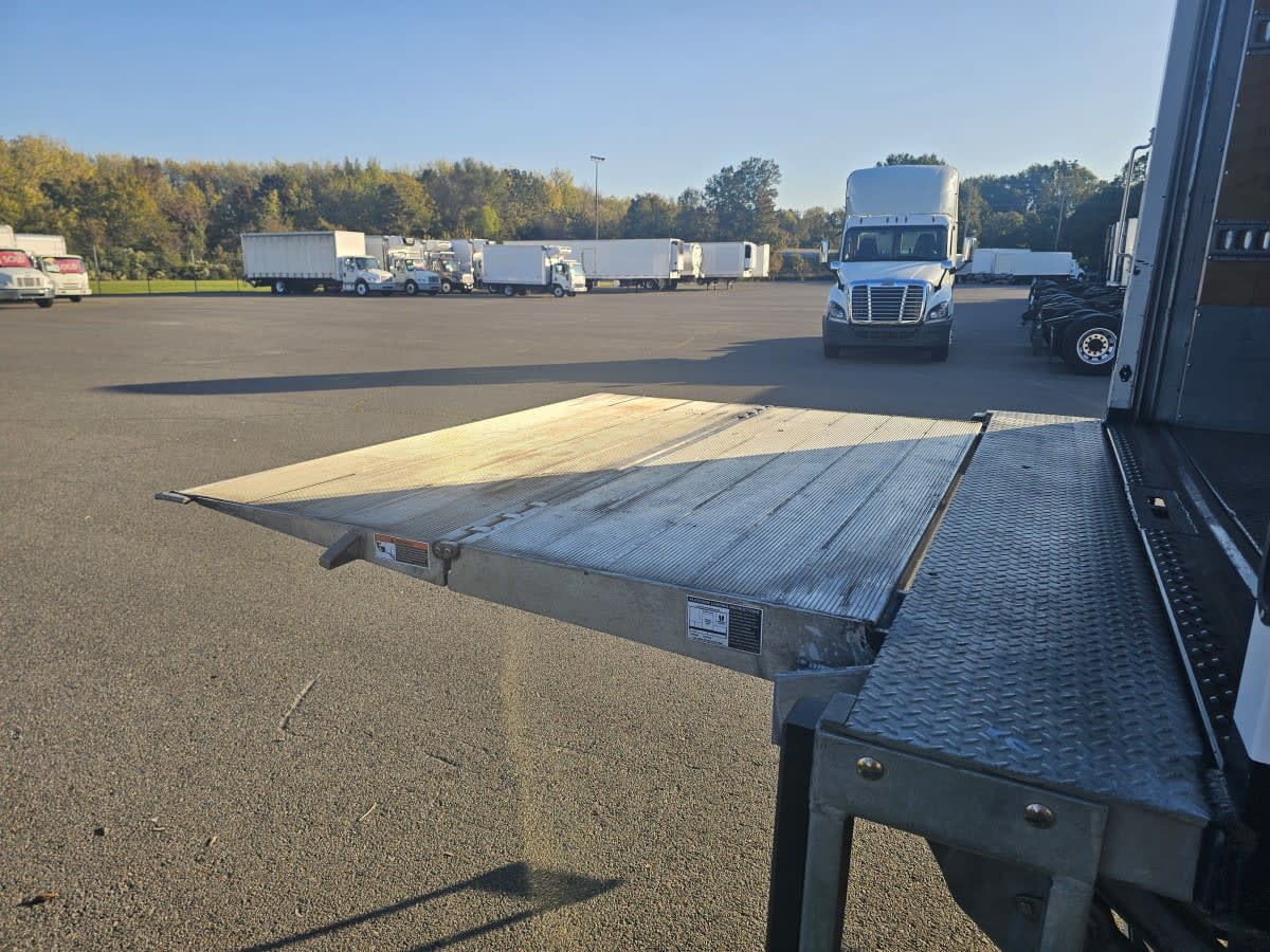 2019 Freightliner/Mercedes M2 106 827924