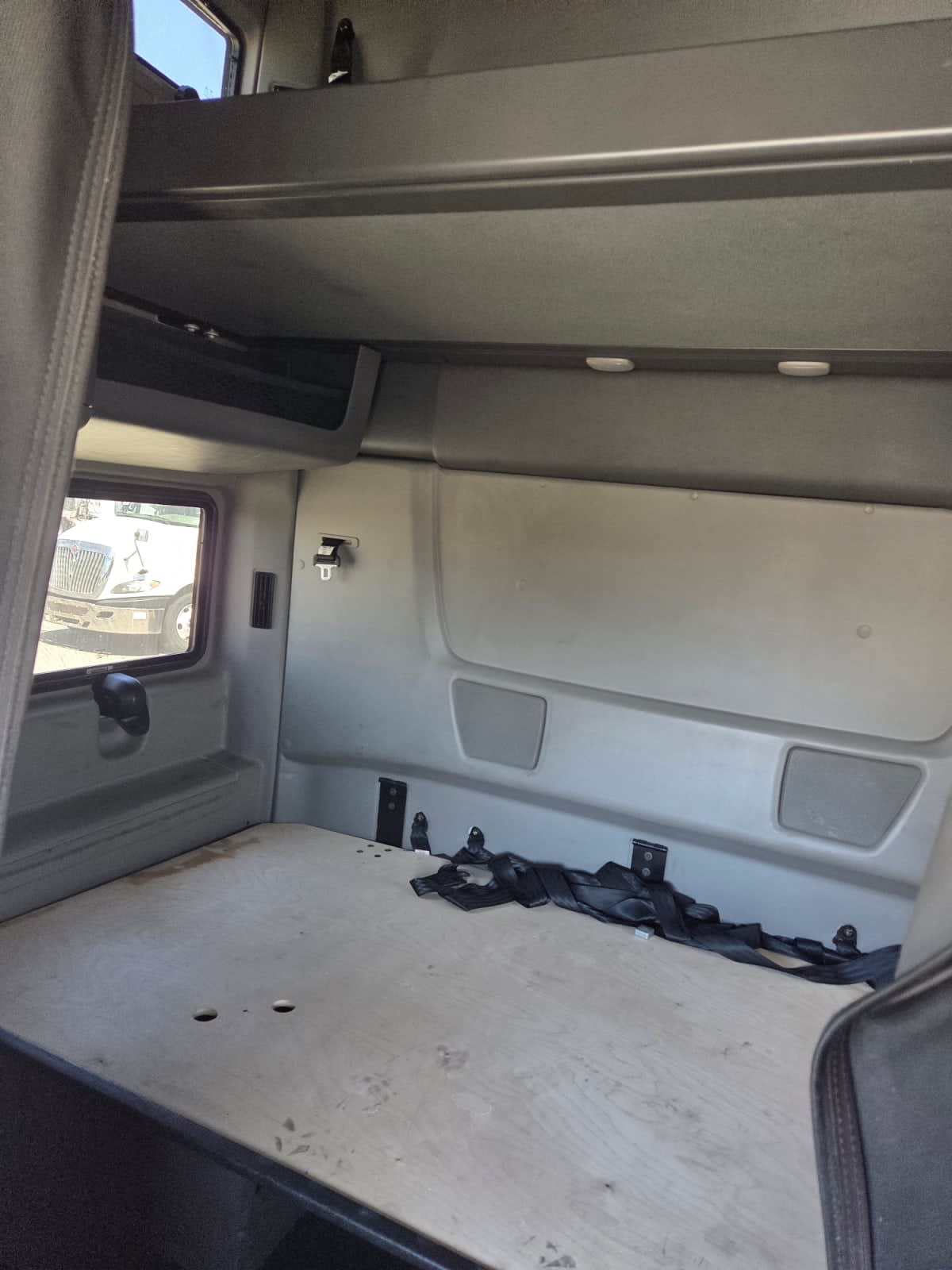 2019 International - image 8