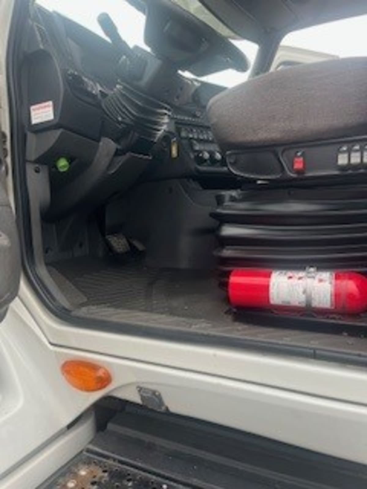 2019 International - image 7