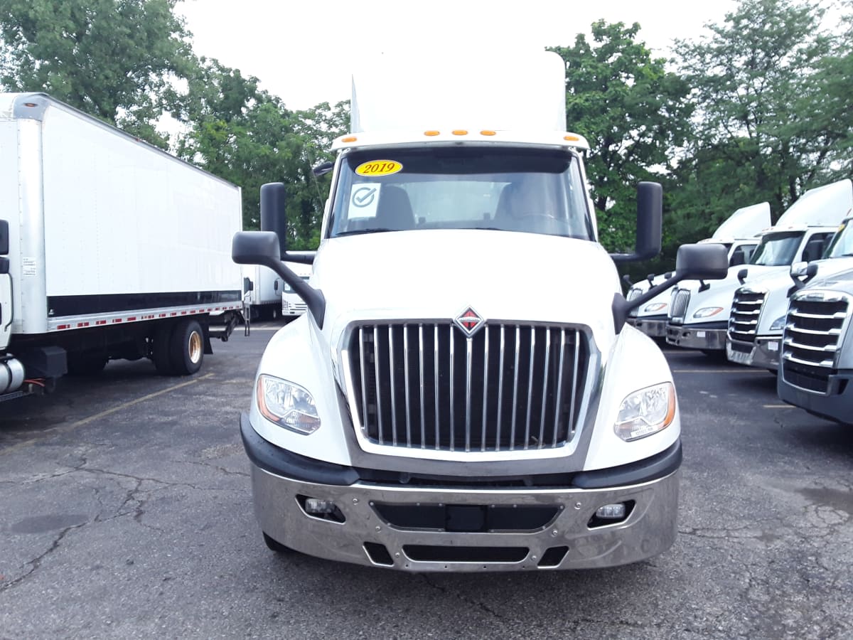 2019 Navistar International LT625 DAYCAB T/A 829905