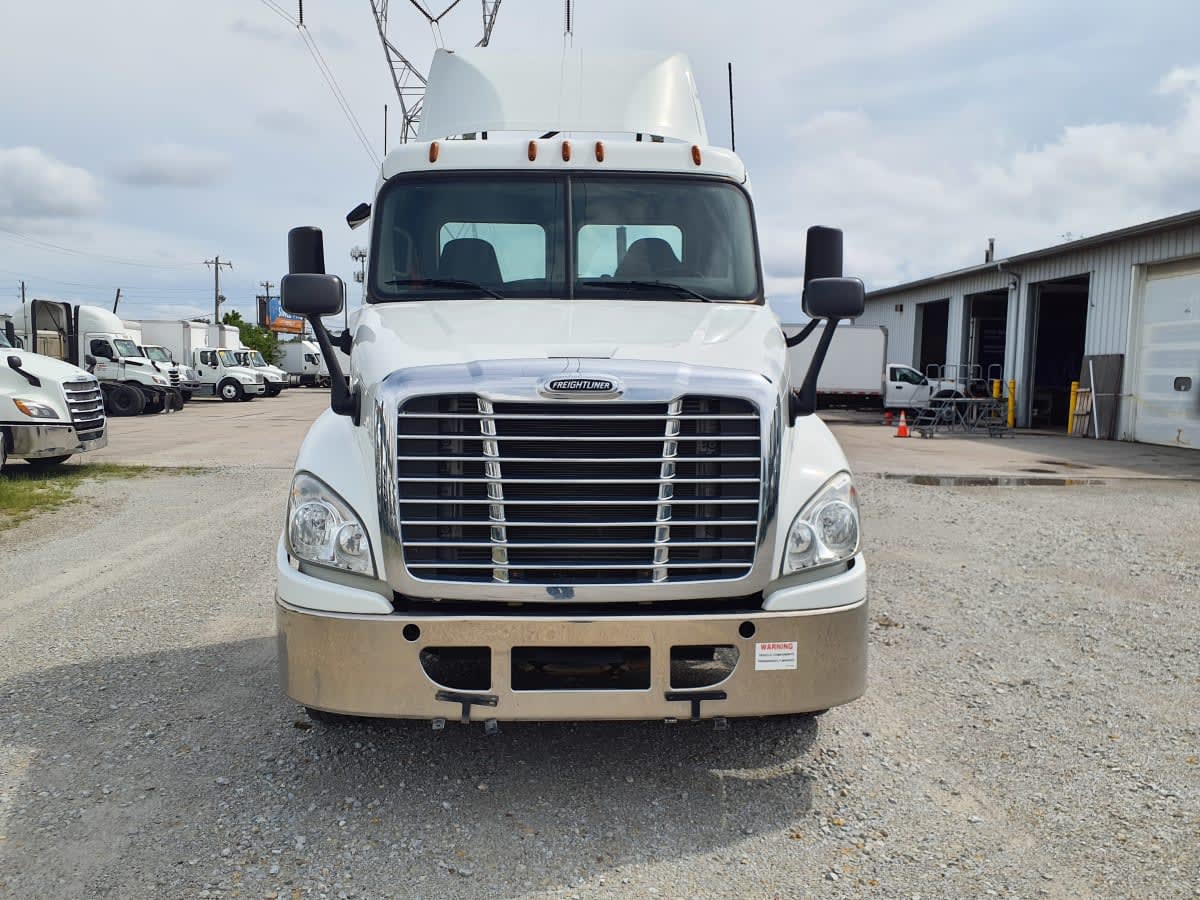 2019 Freightliner Cascadia in Indianapolis, IN — photo 2