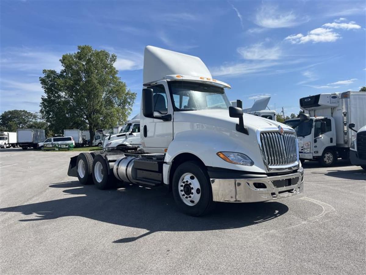 2019 Navistar International LT625 DAYCAB T/A 830056