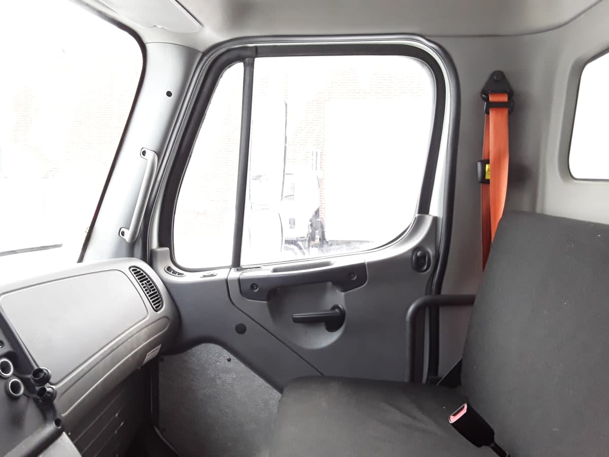 2019 Freightliner/Mercedes M2 106 830438