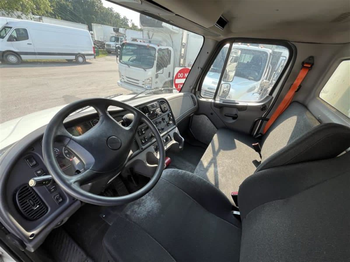 2019 Freightliner M2 106 830694