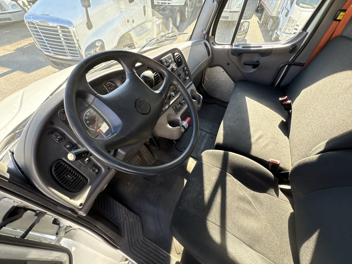 2019 Freightliner/Mercedes M2 106 830695