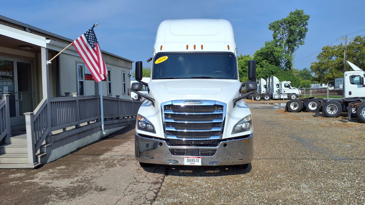 2019 Freightliner Cascadia in West Chester, OH — photo 2