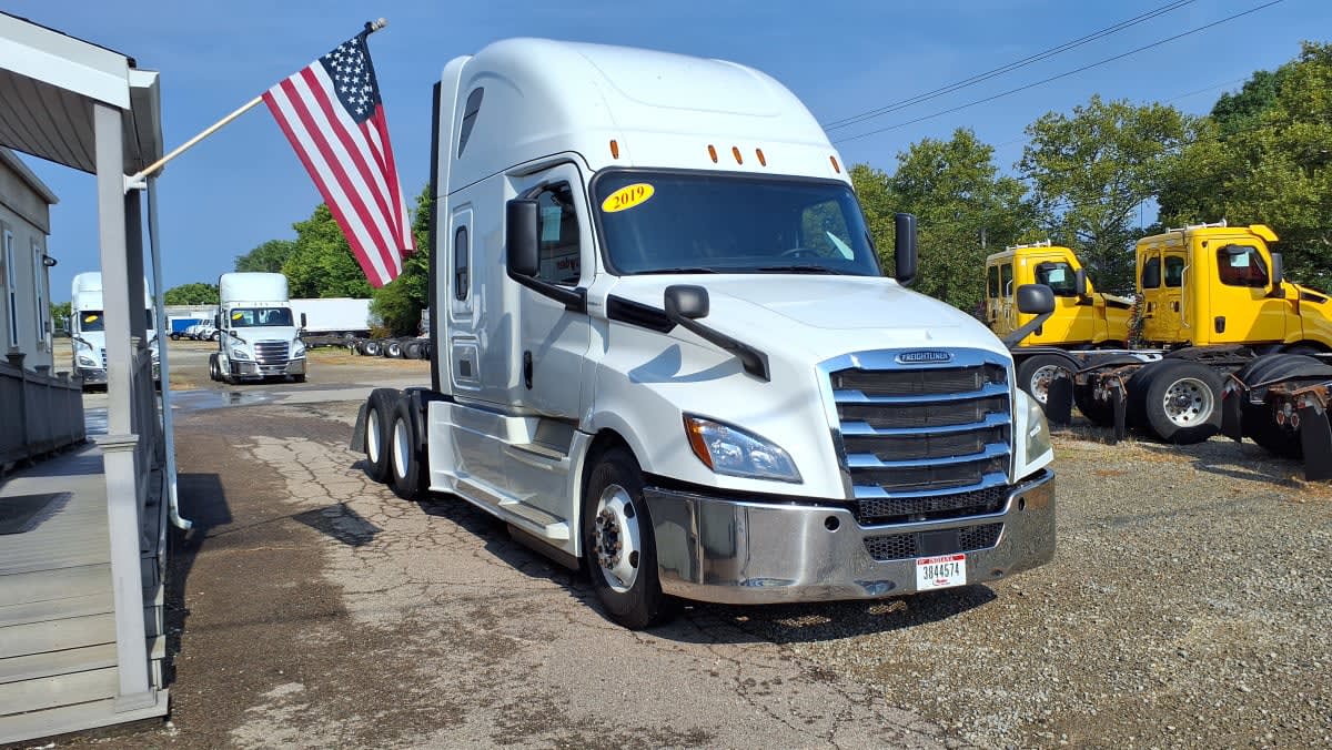 2019 Freightliner Cascadia in West Chester, OH — photo 3