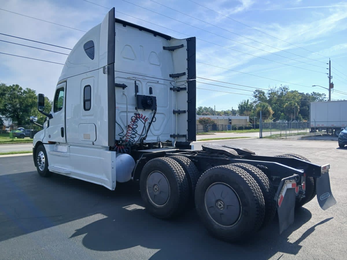 2019 Freightliner Cascadia in Jacksonville, FL — photo 6