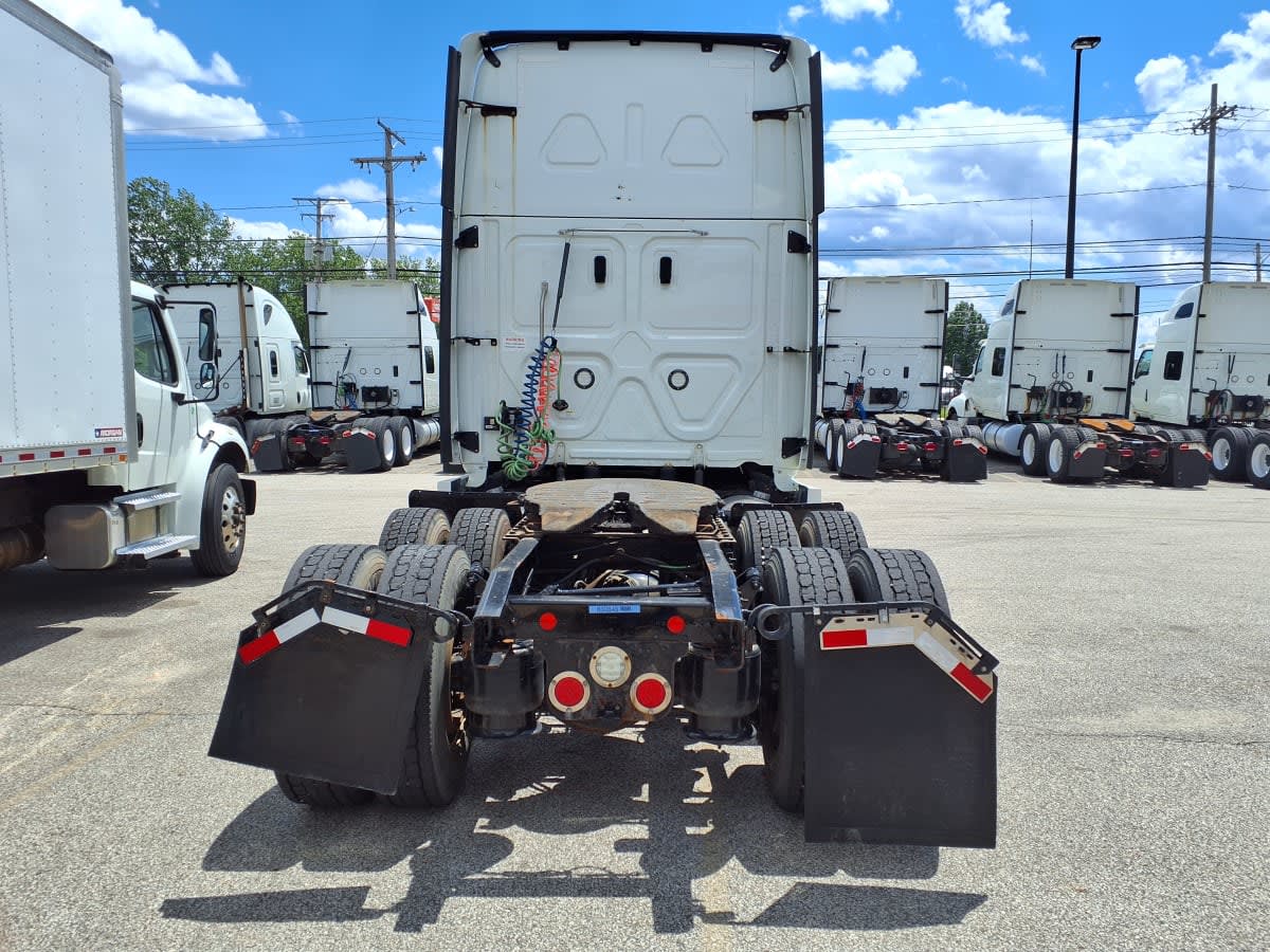 2019 Freightliner Cascadia in Cleveland, OH — photo 5