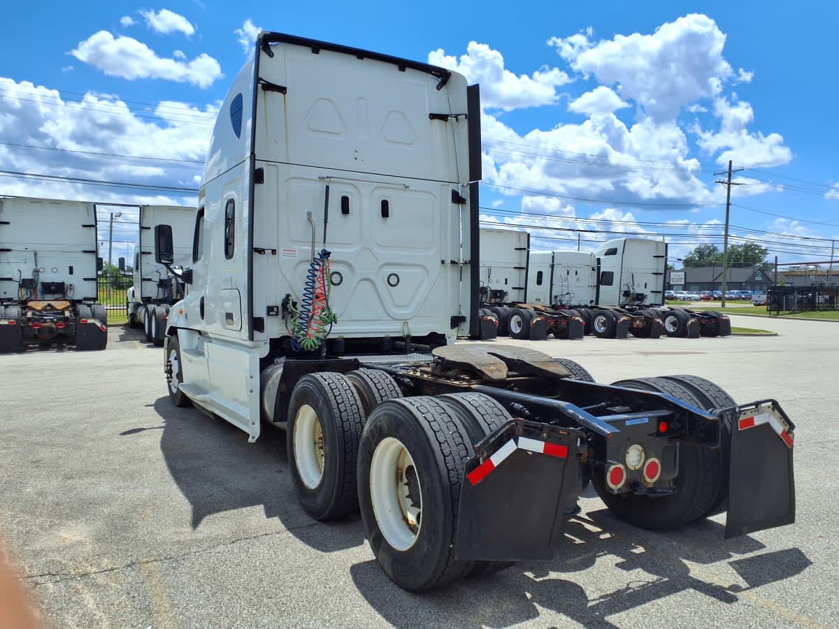 2019 Freightliner Cascadia in Cleveland, OH — photo 6
