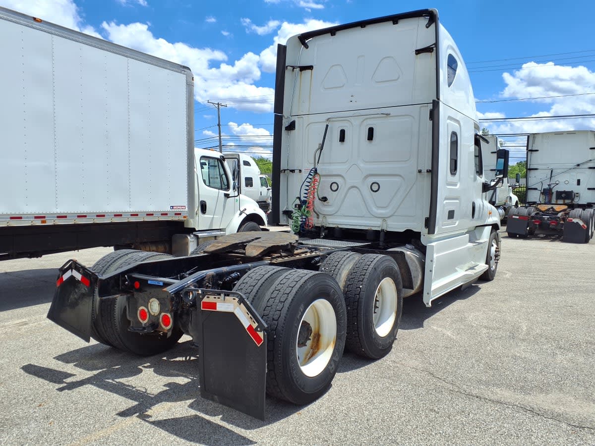 2019 Freightliner Cascadia in Cleveland, OH — photo 4
