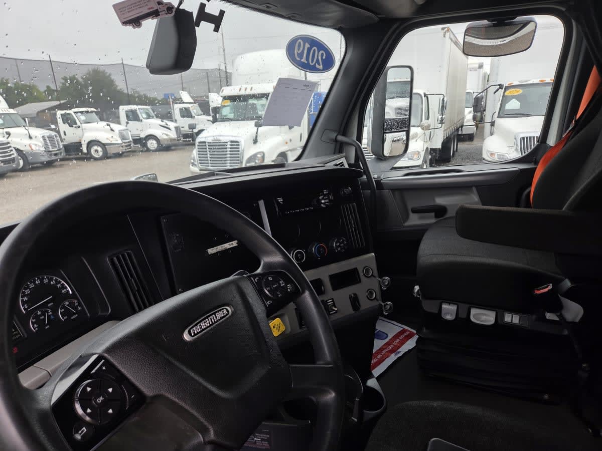 2019 Freightliner Cascadia in St. Rose, LA — photo 7
