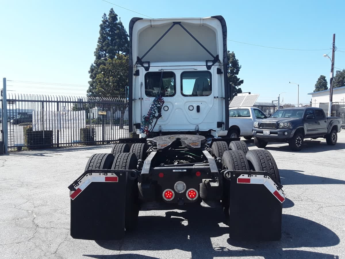 2019 Freightliner Cascadia in Montebello, CA — photo 5