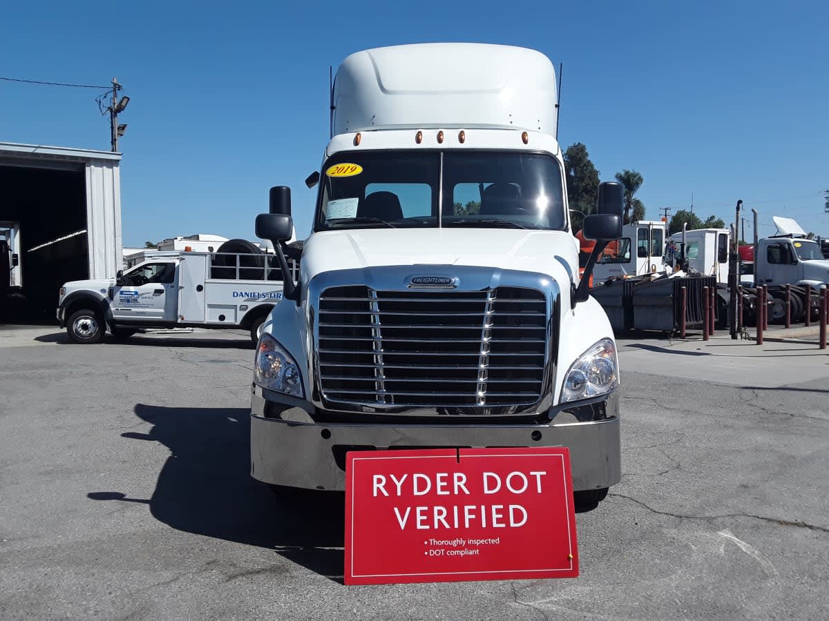 2019 Freightliner Cascadia in Montebello, CA — photo 2
