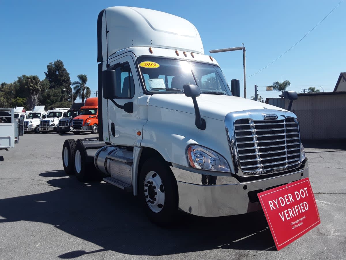 2019 Freightliner Cascadia in Montebello, CA — photo 3