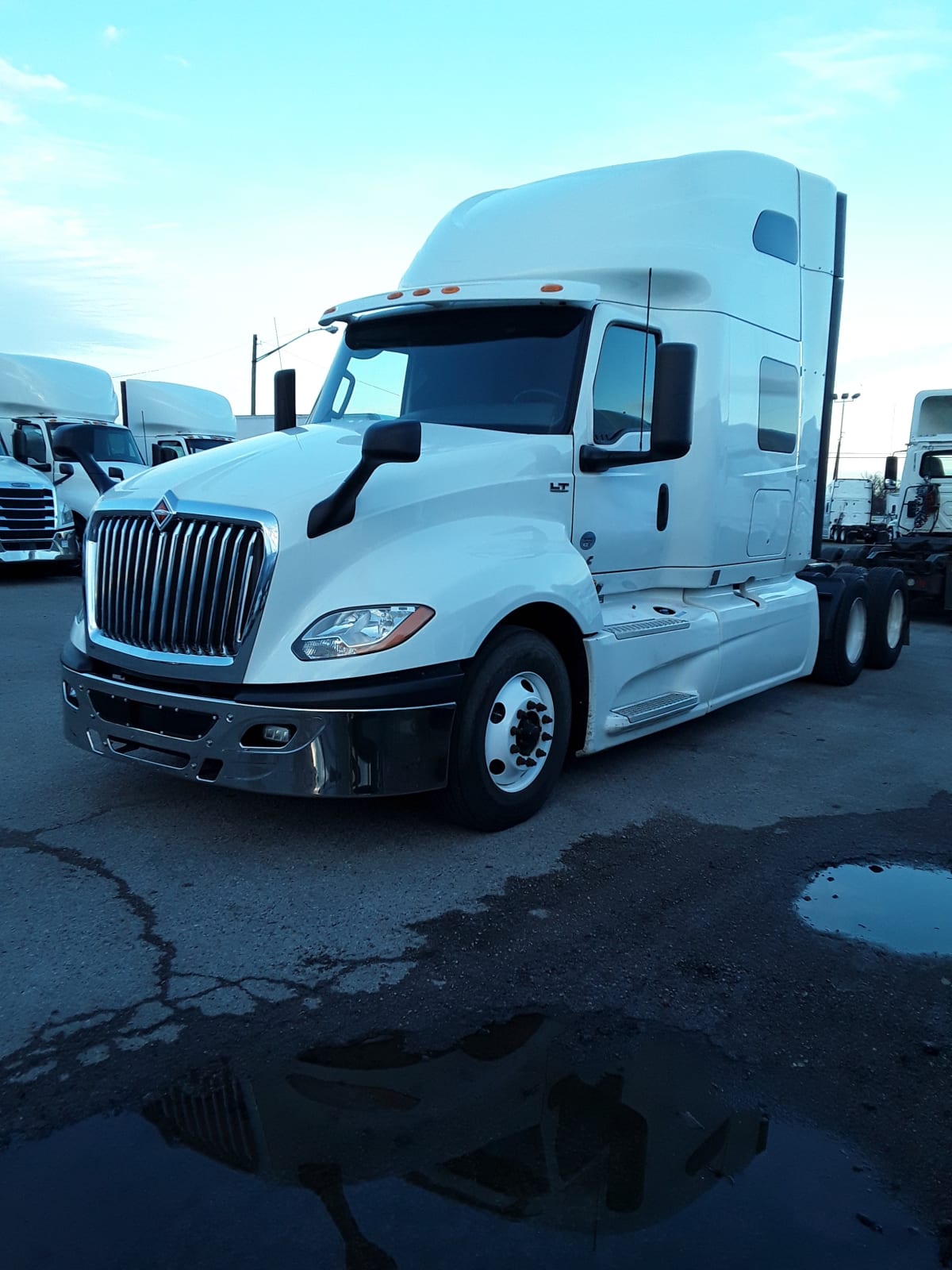 2019 Navistar International LT625 SLPR CAB 833362