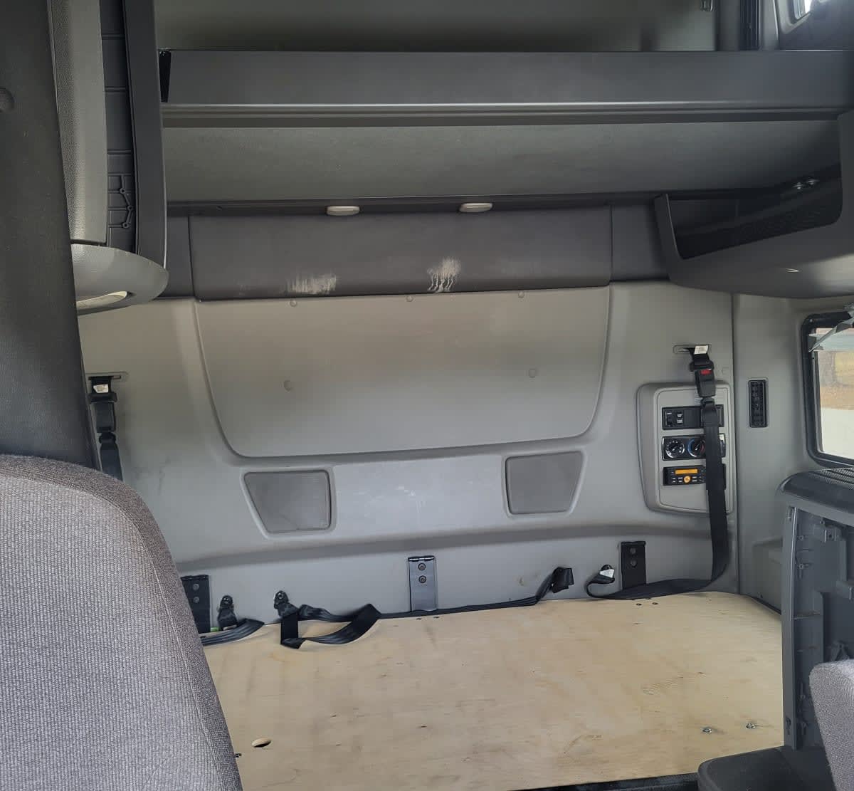 2019 International - image 8